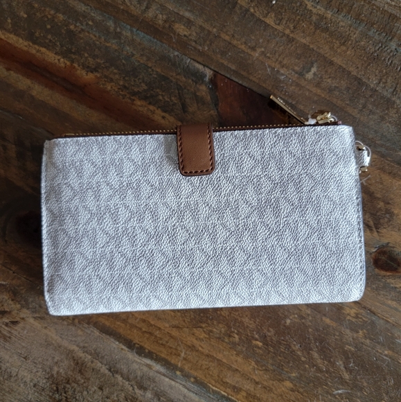 💥NEW! Michael Kors Wristlet - Picture 3 of 10